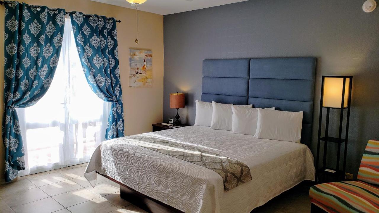 Combate Beach Resort Кабо Рохо Екстериор снимка